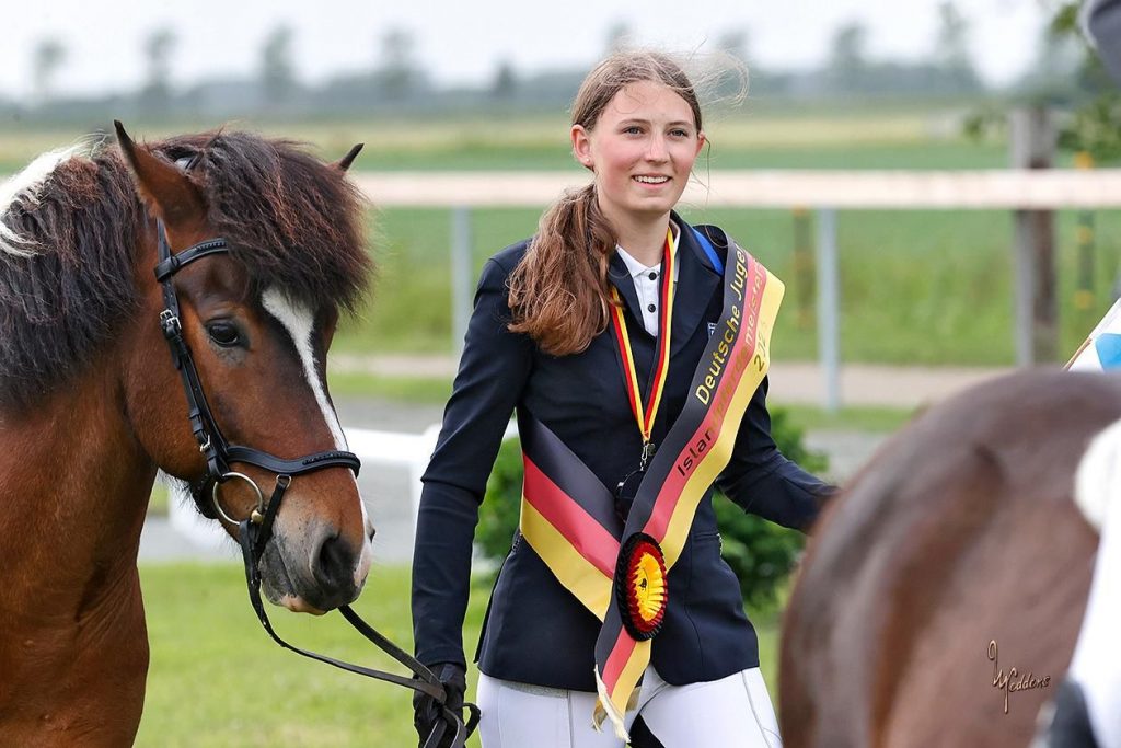 Deutsche Jugendmeisterin in der D1 Maxi Knop mit Schärpe